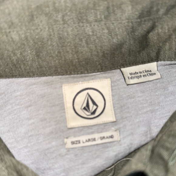 4 Volcom shirts - Picture 2 of 2